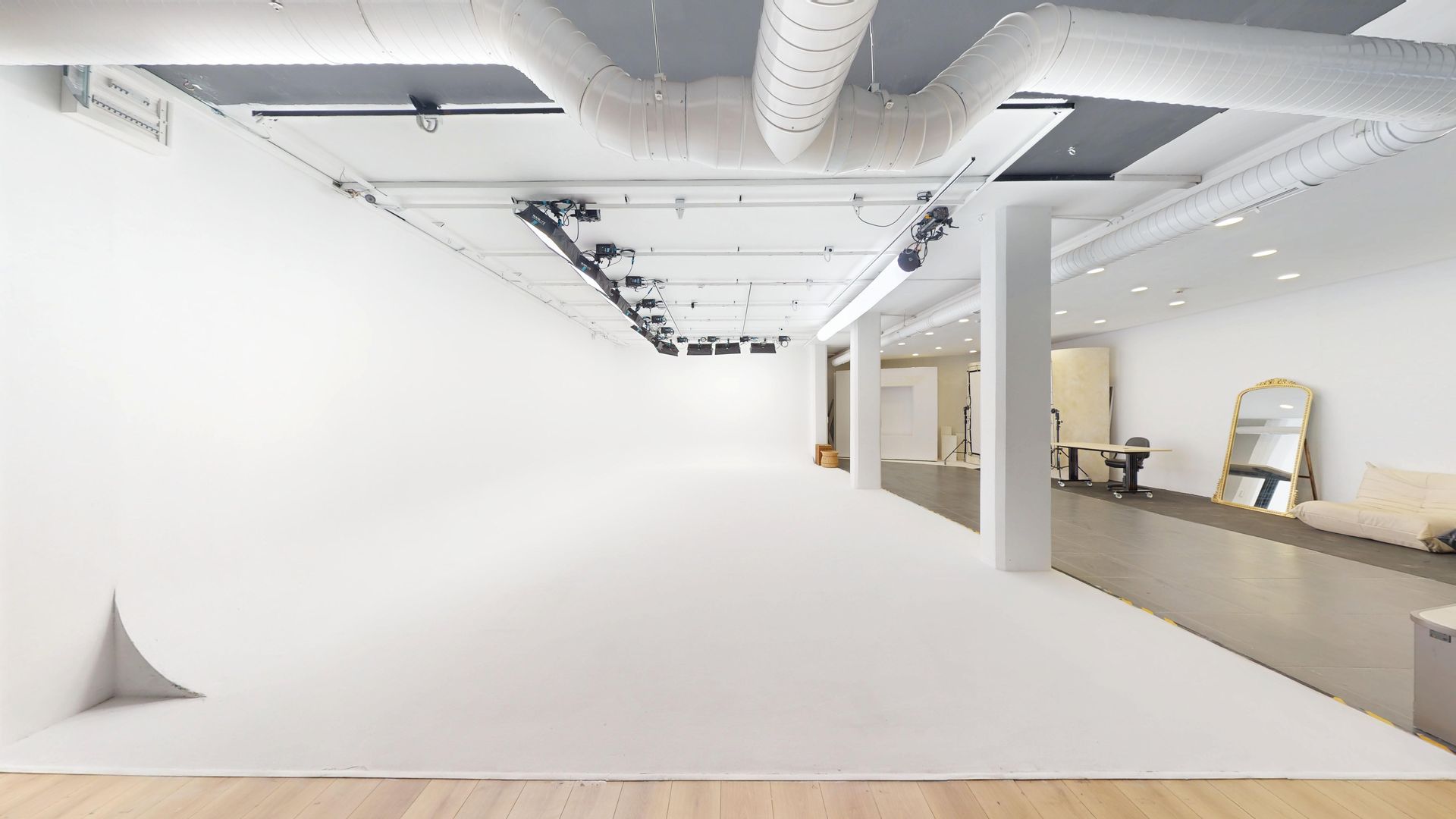 Bayraktar Studios — beyaz cyclorama stüdyosu